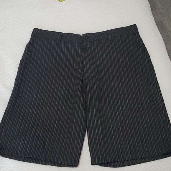 Oneill Mens Black & White Pinstrip Shorts, size 36 - Picture 1 of 5